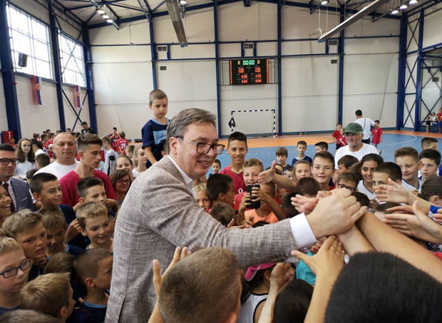 ЕКСПРЕСНА РЕАКЦИЈА: Вучић лечи амбуланту